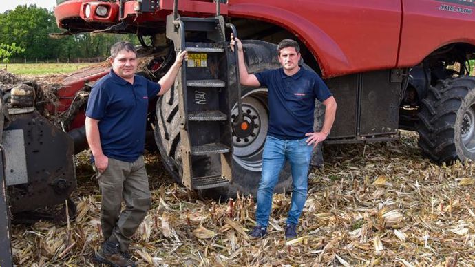 Guillaume Carrincazeaux (à g.), adhérent de Maïsadour, est suivi par Lilian Larquier, son conseiller technique, pour progresser dans la démarche Idéaal. © MAISADOUR